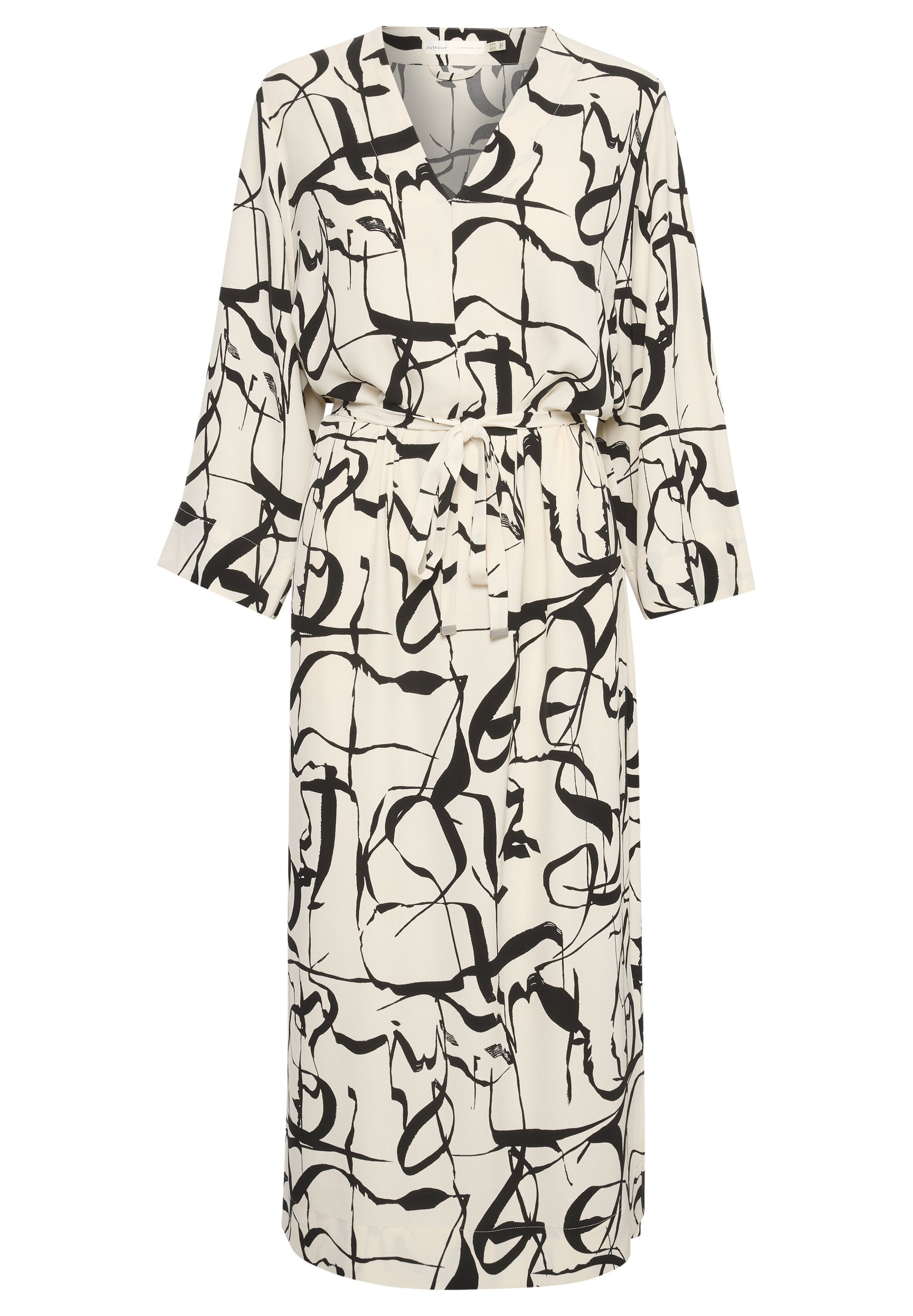 Langes, cremefarbenes Kleid mit schwarzem abstraktem Muster, V-Ausschnitt und Dreiviertelärmeln. Mit einem passenden Gürtel zur Taillierung.