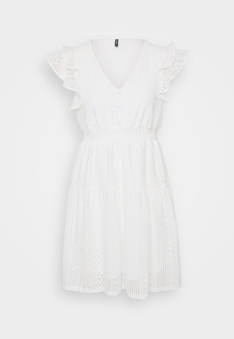 Weißes Baumwollkleid mit V-Ausschnitt, kurzen Rüschensäumen, Knopfdetails, elastischem Taillenbund und schichtetiem Rock mit filigranen Spitze-Mustern.