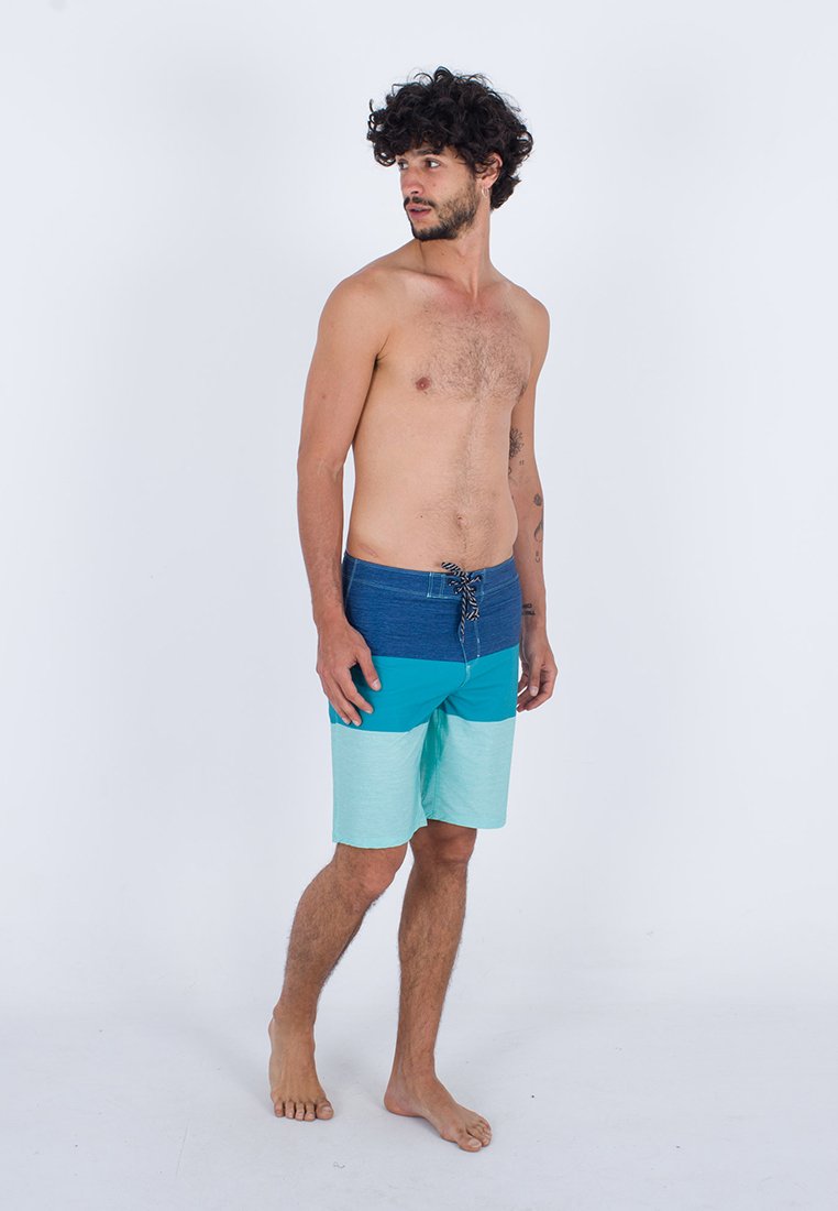 Herrenswimshorts mit einem Farbblockdesign in dunkelblau, aqua und hellaqua. Hergestellt aus leichtem Material und mit einem Kordelzugbund.