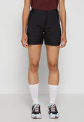 Schwarze sportliche Shorts mit glatter Textur, Knopfverschluss und elastischem Bund, kombiniert mit weißen Kniesocken und gemusterten Sneakers.