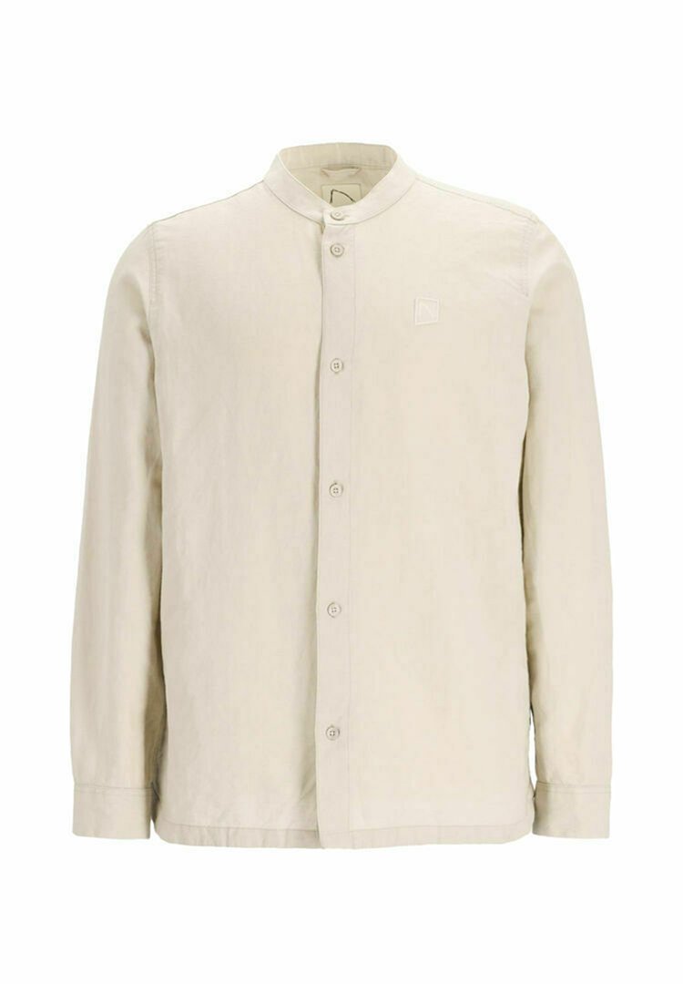Helle beige Knopf-bluse aus weichem Stoff, mit Stehkragen, vorderen Knöpfen und einem kleinen Logo-Patch auf der linken Brust.