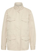 Beige Canvasjacke mit hohem Kragen, verschluss durch Druckknöpfe vorne und zwei Brusttaschen. Sie zeichnet sich durch dezente Nähte und eine lockere Passform aus.