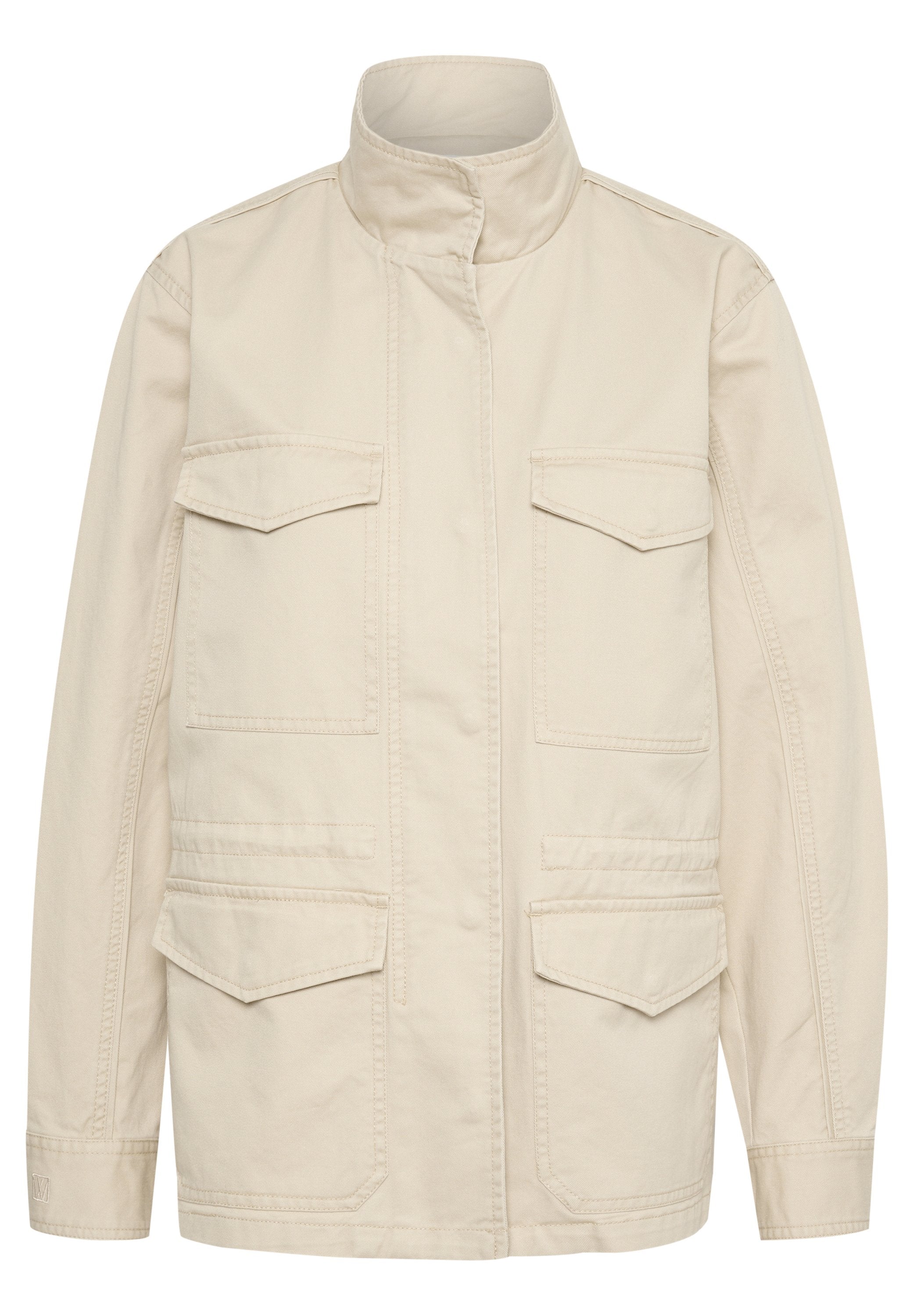 Beige Canvasjacke mit hohem Kragen, verschluss durch Druckknöpfe vorne und zwei Brusttaschen. Sie zeichnet sich durch dezente Nähte und eine lockere Passform aus.