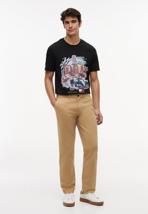 Tommy Hilfiger TH X CADILLAC FORMULA 1 TEAM MIAMI GRAPHIC TEE UNISEX - Print T-shirt - black
