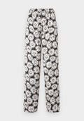Schwarze Hose mit einem elastischen Bund, die ein weißes und orangefarbenes Gänseblümchenmuster aufweist. Hergestellt aus leichtem Material mit glatter Textur.