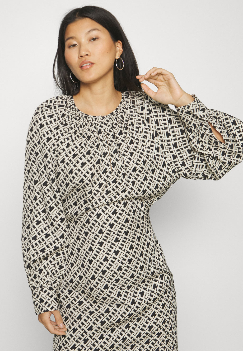 FLUID WAISTED MIDI DRESS Media 5