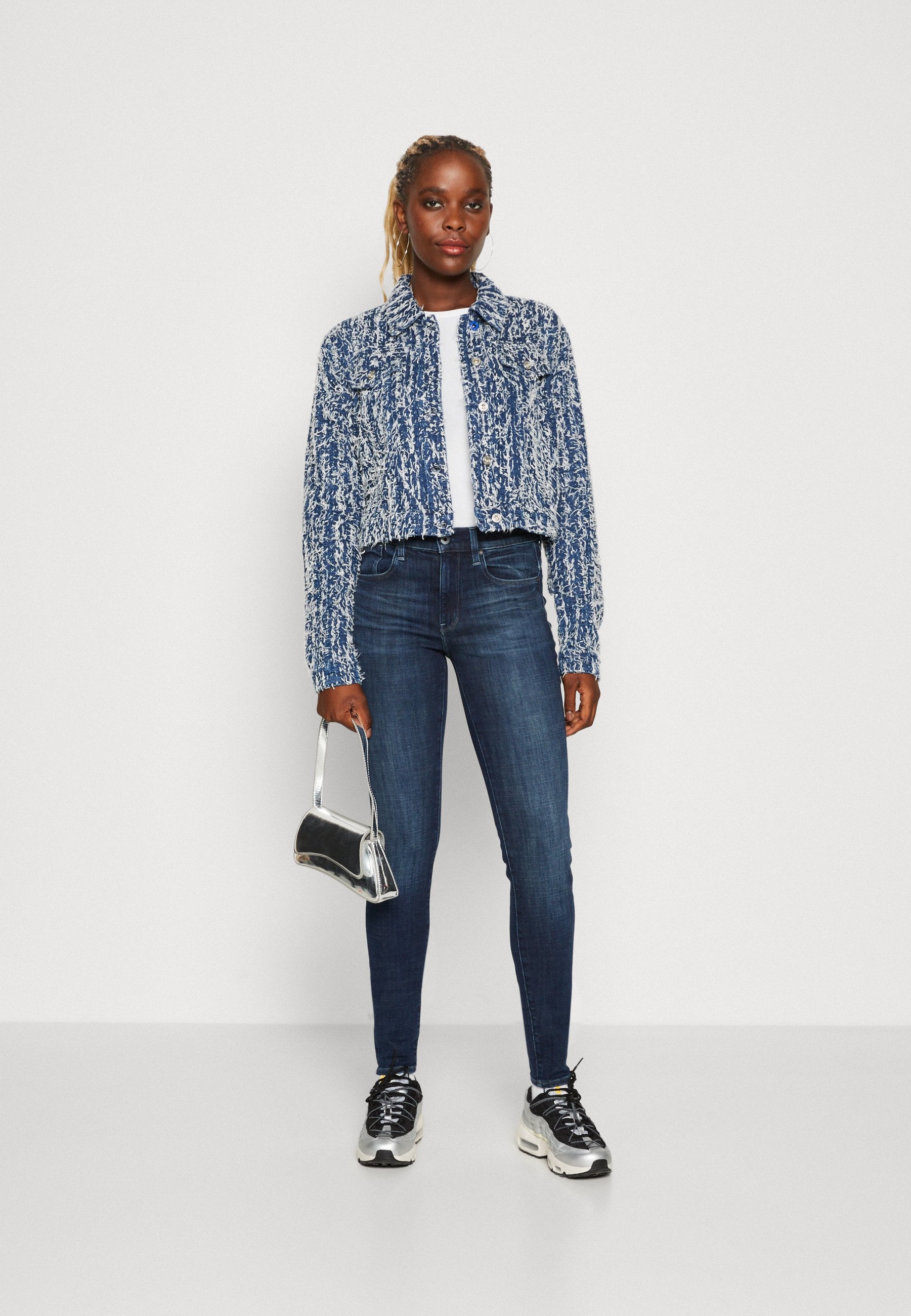 LHANA SKINNY Media 2