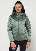 Grüne gesteppte Jacke mit Chevron-Muster, Kapuze, Frontreißverschluss und Seitentaschen. Hergestellt aus einem glänzenden, glatten Material.