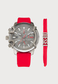 Digitale Uhr mit grauem Ziffernblatt, roten Akzenten, Gehäuse aus Edelstahl und rotem Gummiarmband. Enthält eine passende rote Schnur mit "DIESEL"-Logo.