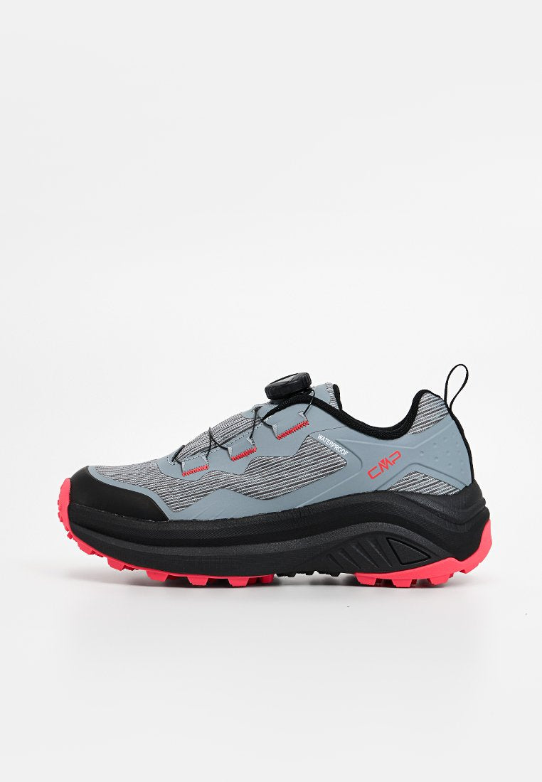 Wasserdichte graue Outdoorschuhe mit schwarzen Akzenten und pinker Sohle. Sie verfügen über ein strukturiertes Obermaterial, ein sicheres Schnürsystem und eine gepolsterte Sohle.