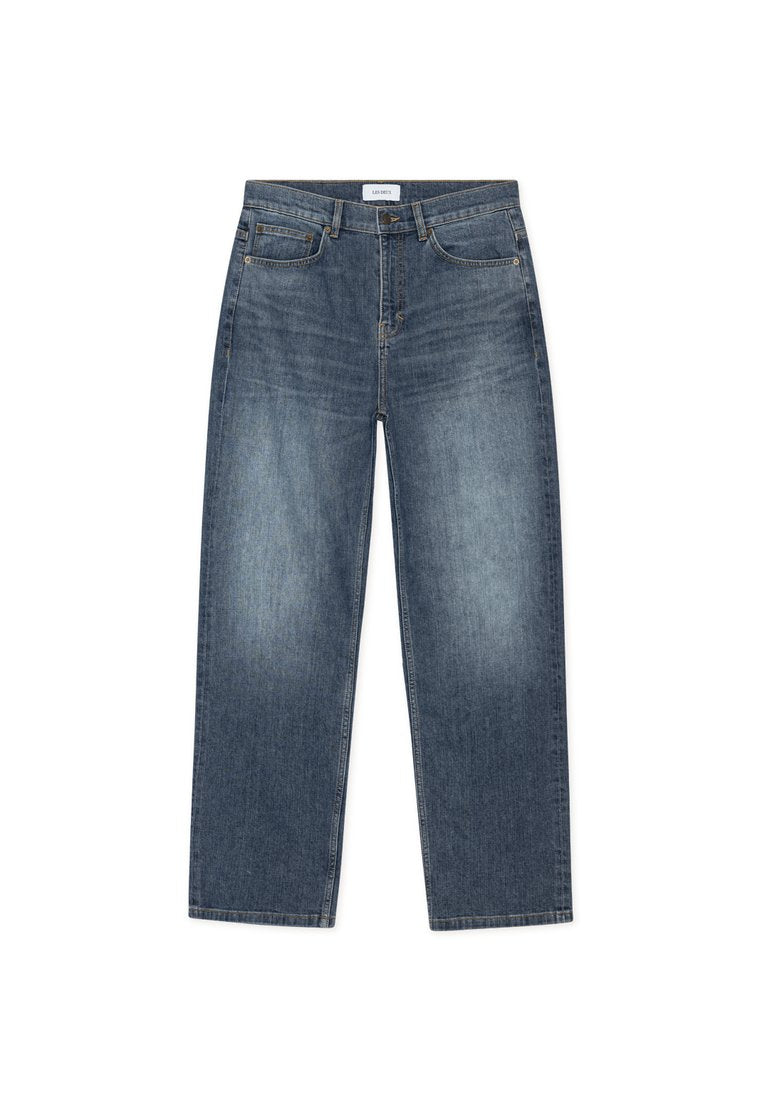 Blaue Denim-Jeans mit geradem Bein, Vordertaschen, Gürtelschlaufen und Knopfverschluss, flach auf weißem Hintergrund dargestellt.