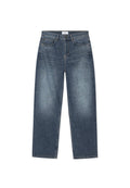 Blaue Denim-Jeans mit geradem Bein, Vordertaschen, Gürtelschlaufen und Knopfverschluss, flach auf weißem Hintergrund dargestellt.