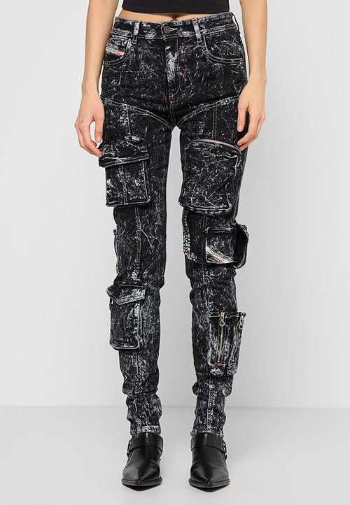 Schwarze Denim-Cargohosen mit einem abgenutzten Finish, ausgestattet mit mehreren Taschen und Reißverschlüssen, akzentuiert durch rote Nähte und silberne Beschläge.
