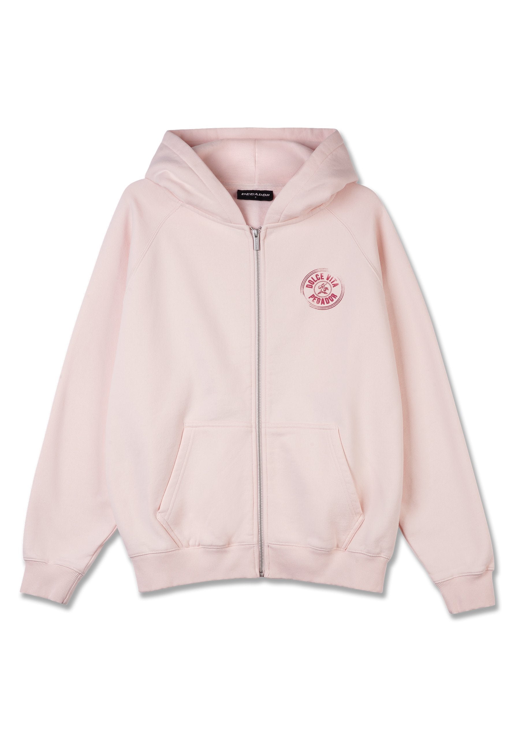 Hellrosa Zip-Hoodie mit einer Fronttasche, Kapuze und rundem Logo-Patch in dunklerem Pink auf der linken Brust. Weiches Baumwollmaterial.