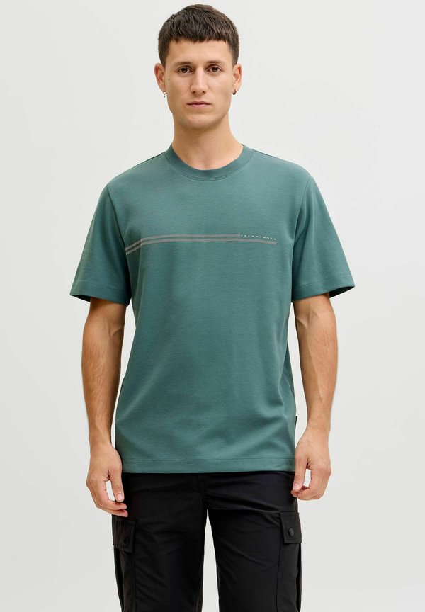 Jack & Jones JCOFUSION CHEST BRAND TEE SS CREW SN - Print T-shirt - north atlantic