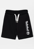 Schwarze Shorts mit weißem Kordelzug und Timberland-Logo in weißem Text sowie Baum-Emblem am rechten Bein.