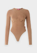 Brauner Langarm-Body mit rundem Ausschnitt und gerafftem Brustdesign. Hergestellt aus glattem Stoff, mit einem Tanga-Boden und kleinem Logo-Tag.