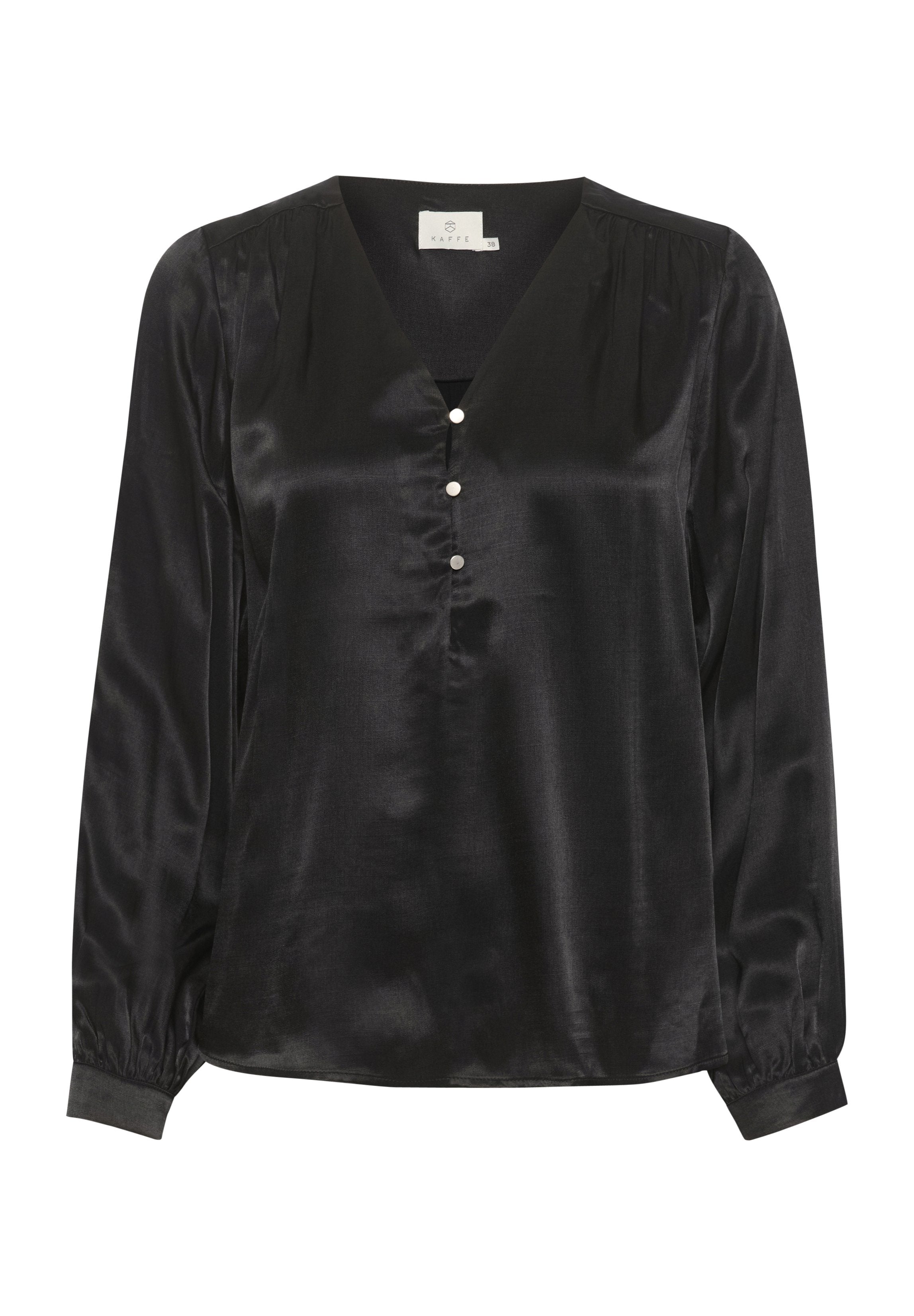 Schwarze Satinbluse mit langen Ärmeln, V-Ausschnitt und drei weißen Knöpfen an der vorderen Leiste, elastischen Bündchen und dezenten Schulterabnähern.