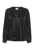 Schwarze Satinbluse mit langen Ärmeln, V-Ausschnitt und drei weißen Knöpfen an der vorderen Leiste, elastischen Bündchen und dezenten Schulterabnähern.