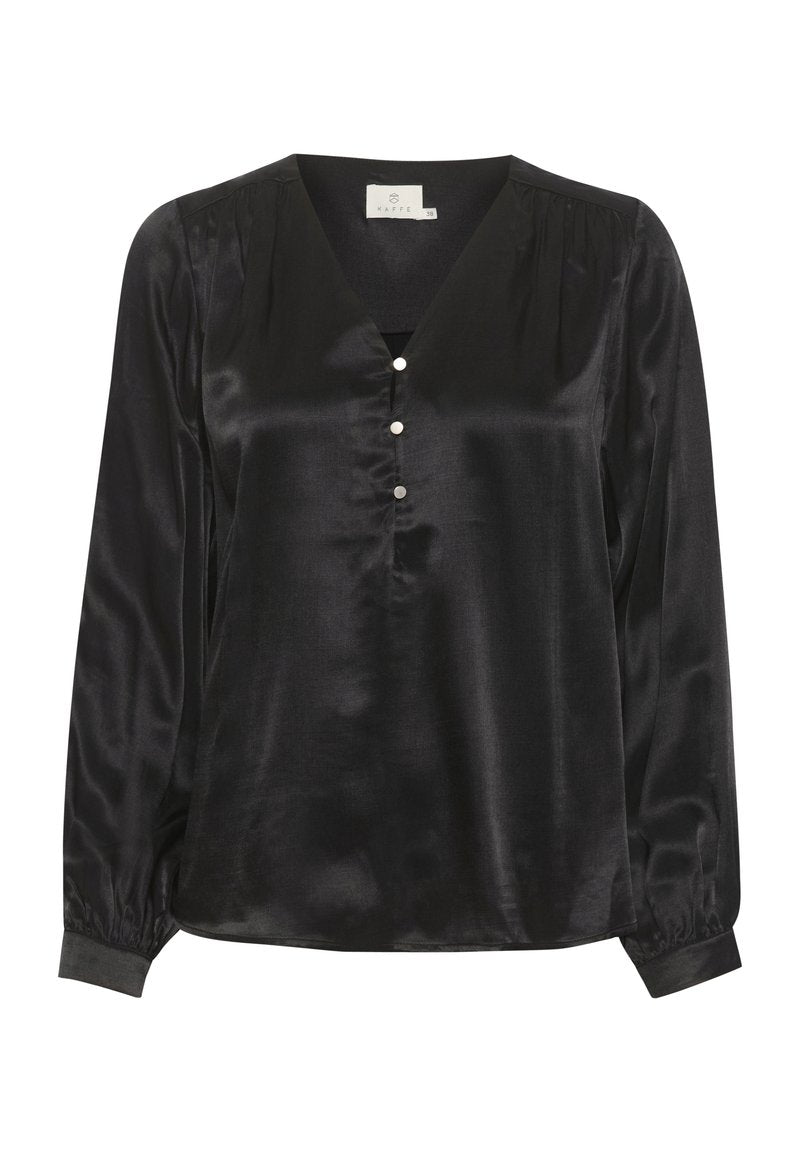 Schwarze Satinbluse mit langen Ärmeln, V-Ausschnitt und drei weißen Knöpfen an der vorderen Leiste, elastischen Bündchen und dezenten Schulterabnähern.