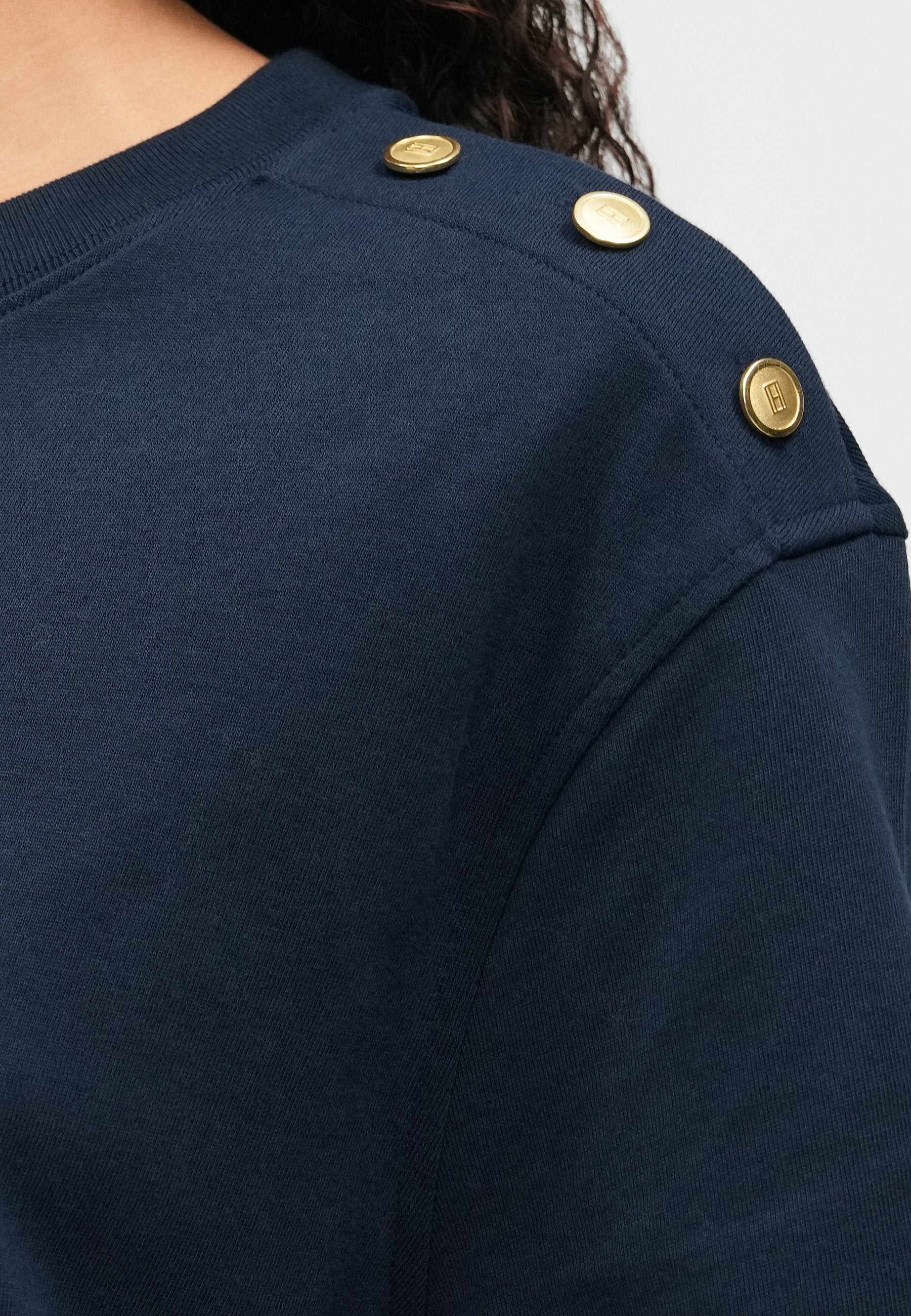 GOLD-TONE BUTTON LOGO EMBROIDERY RELAXED T-SHIRT Media 6