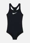 Schwarzer einteiliger Badeanzug mit Racerback-Design. Hergestellt aus glattem, dehnbarem Material, mit einem weißen Nike-Logo auf der Brust.