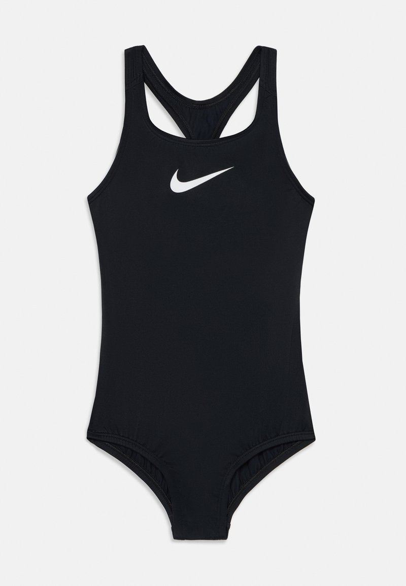 Schwarzer einteiliger Badeanzug mit Racerback-Design. Hergestellt aus glattem, dehnbarem Material, mit einem weißen Nike-Logo auf der Brust.