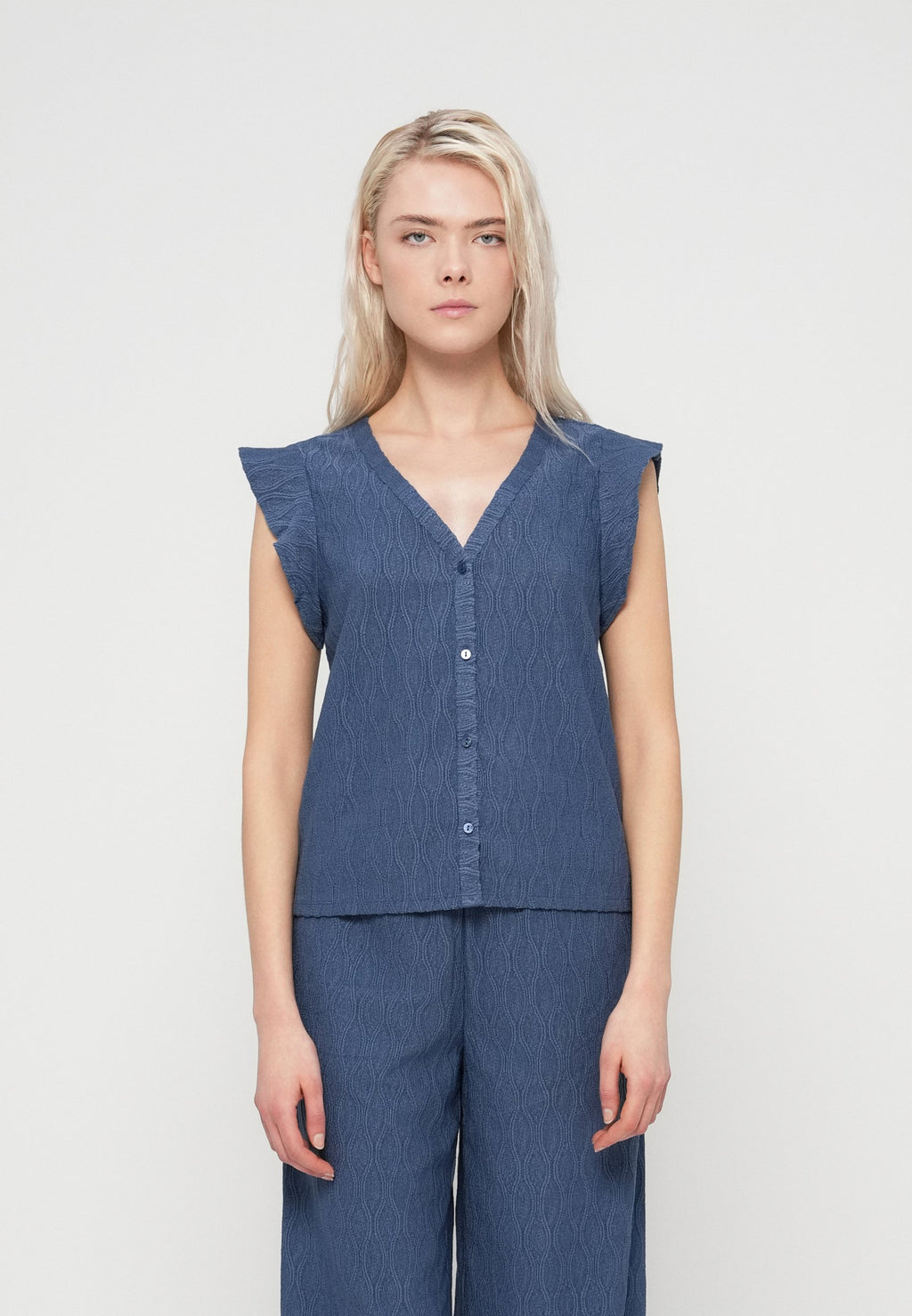 ONLY ONLAYA BUTTON V NECK