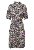 Blumenmuster-Kleid mit kurzen Ärmeln, Kragen und Bindegürtel. Verfügt über Farbtöne in Schwarz, Pink, Beige und Weiß. Leichter Stoff.