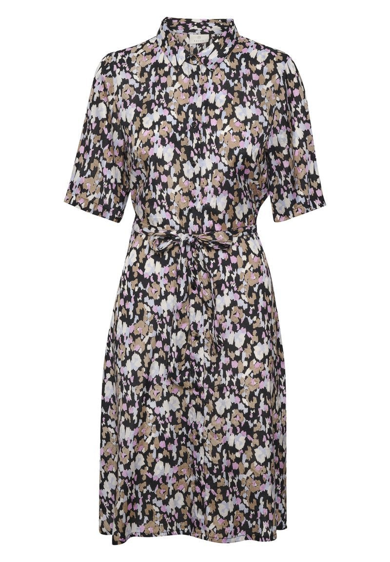 Blumenmuster-Kleid mit kurzen Ärmeln, Kragen und Bindegürtel. Verfügt über Farbtöne in Schwarz, Pink, Beige und Weiß. Leichter Stoff.