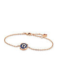 Zarte roségoldene Kettenarmband mit einem runden, marineblauen Mittelstück, das ein erhabenes "A" und kleine klare Steine entlang des Randes zeigt.