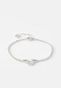 Silberarmband mit einer zarten Kette, einem geometrischen Anhänger mit polierter Oberfläche und eingearbeiteten klaren Kristallen zur Akzentuierung.