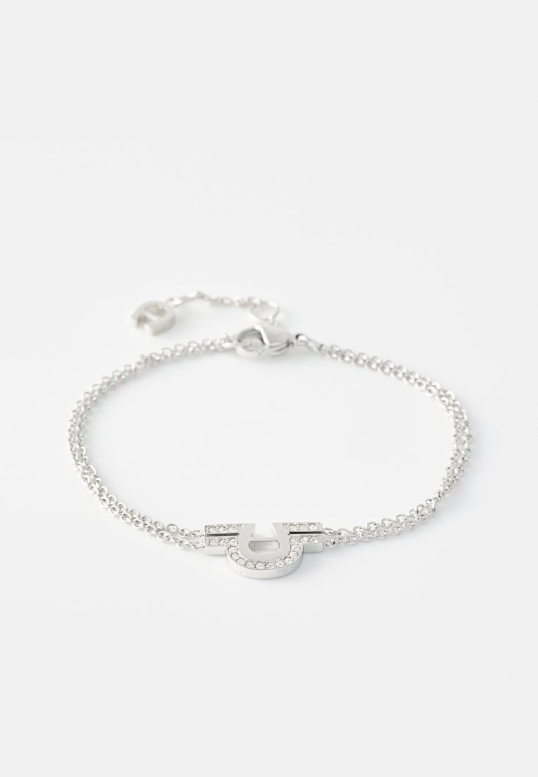 Silberarmband mit einer zarten Kette, einem geometrischen Anhänger mit polierter Oberfläche und eingearbeiteten klaren Kristallen zur Akzentuierung.