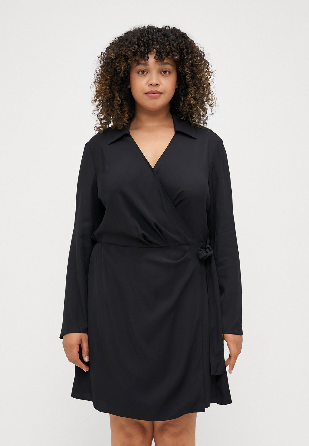 FLUID WRAP SHORT DRESS Media 3