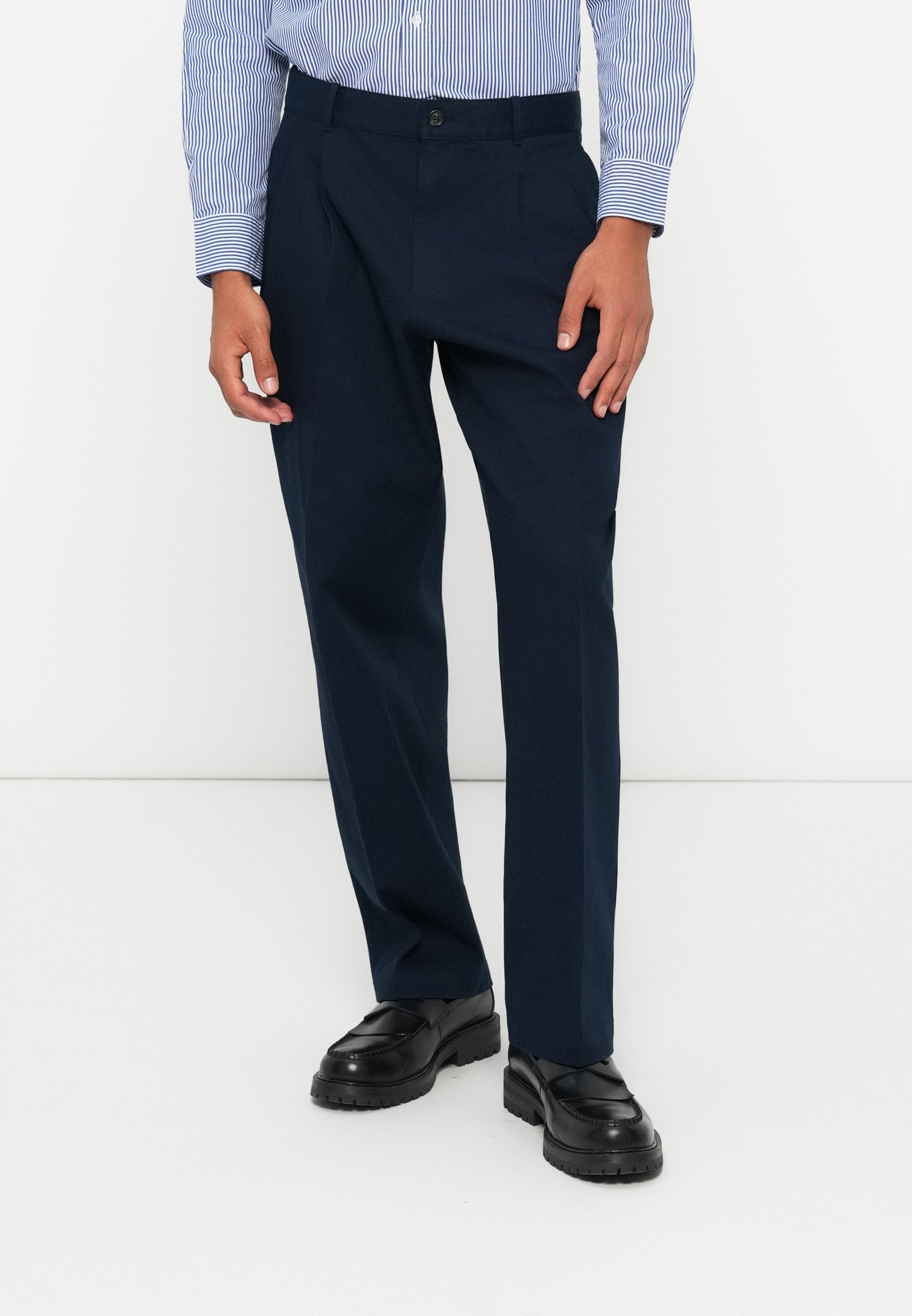 PLEATED TWILL WIDE LEG TROUSERS Media 3