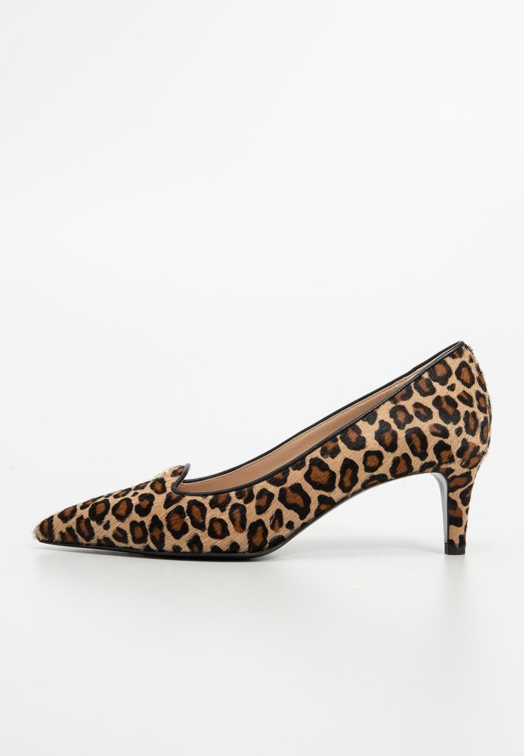 Leopardmuster-Pumps mit hohen Absätzen. Spitz zulaufende Zehen, weiche Textur, elegantes Design, schwarze Kanten und ein Absatz in mittlerer Höhe.