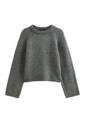 Grauer Strickpullover mit runden Ausschnitt, langen Ärmeln und kurzem Saum. Verfügt über gerippte Bündchen und Saum für zusätzliche Textur.