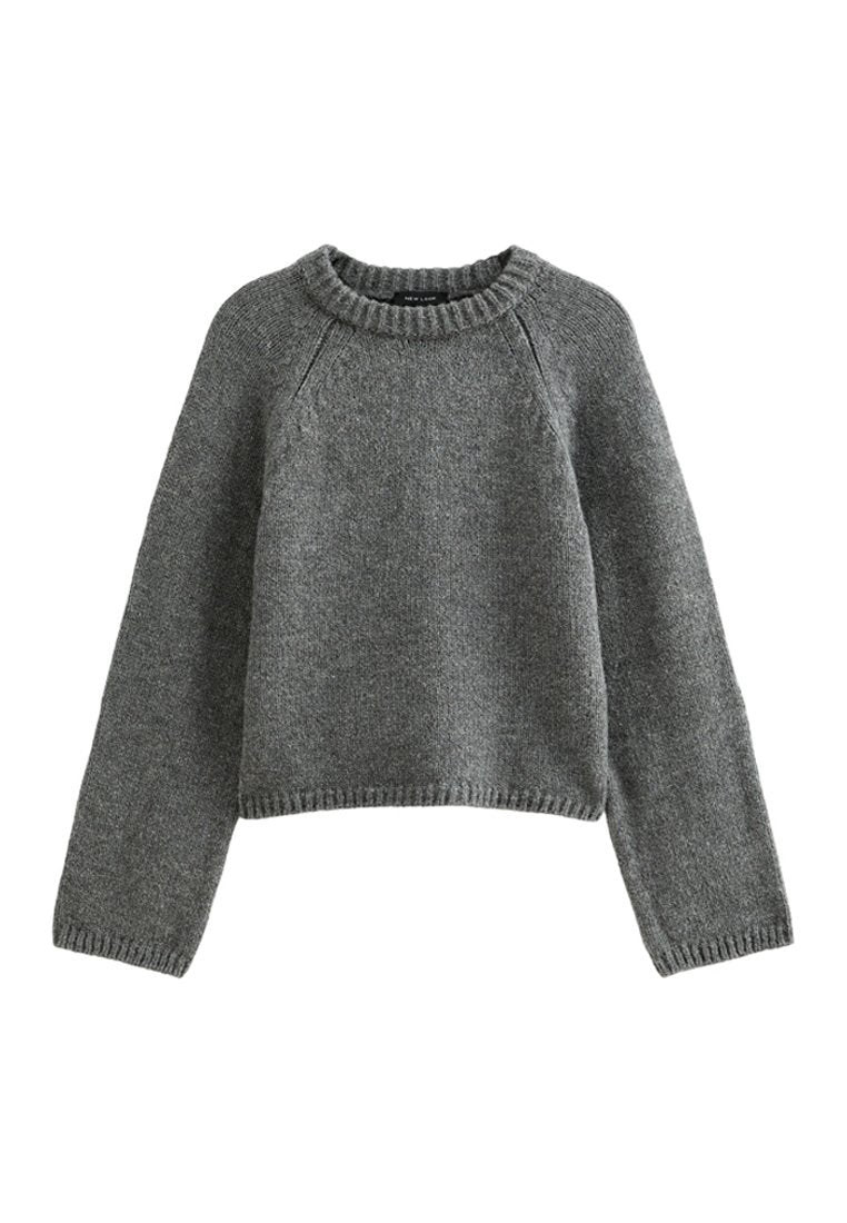Grauer Strickpullover mit runden Ausschnitt, langen Ärmeln und kurzem Saum. Verfügt über gerippte Bündchen und Saum für zusätzliche Textur.