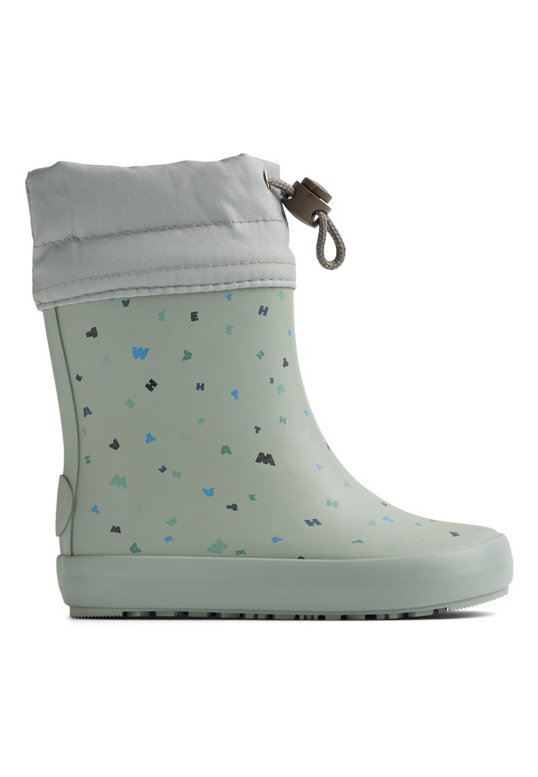 Grüner Gummistiefel mit weichem, grauem, umklappbarem Bündchen. Mit mehrfarbigen Buchstaben- und Symbolmustern. Flache Gummisohle für bessere Haftung.