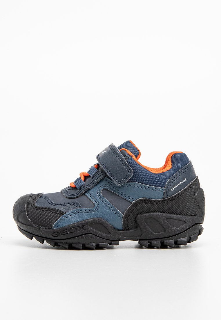 Dunkelblaue und schwarze Kindersneaker mit orangefarbenem Innenfutter, Klettverschluss, orangefarbenen Schnürsenkeln und strukturiertem Sohlenprofil für den Außeneinsatz.