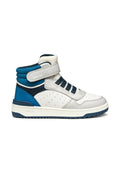 High-Top-Sneaker mit einem Obermaterial aus weißem Leder, marineblauen Akzenten, durchbrochenen Details, blauer Ferse und einem Klettverschluss über den Schnürsenkeln.