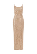 Langes, körperbetontes Kleid aus schimmernden goldenen Pailletten mit dünnen Trägern und einem hohen Schlitz, das eine subtile Textur und eine elegante Silhouette aufweist.