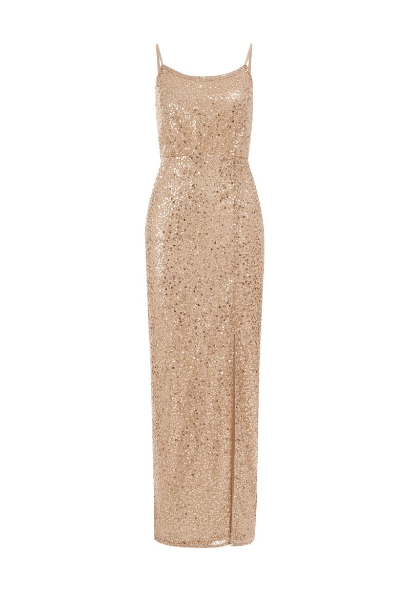 Langes, körperbetontes Kleid aus schimmernden goldenen Pailletten mit dünnen Trägern und einem hohen Schlitz, das eine subtile Textur und eine elegante Silhouette aufweist.
