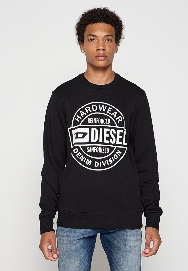 Schwarzer Pullover aus Baumwolle, mit einem großen weißen Grafiklogo-Design auf der Vorderseite, Rundhalsausschnitt und gerippten Bündchen.
