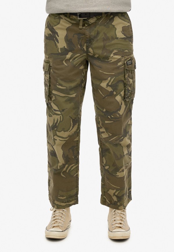 Superdry & Co PARACHUTE LIGHT - Cargo trousers - outline camo
