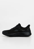 Schwarzer Skechers Slip-On-Sneaker mit Mesh-Obermaterial, gepolsterter Sohle und Logo an der Seite, dargestellt vor weißem Hintergrund.