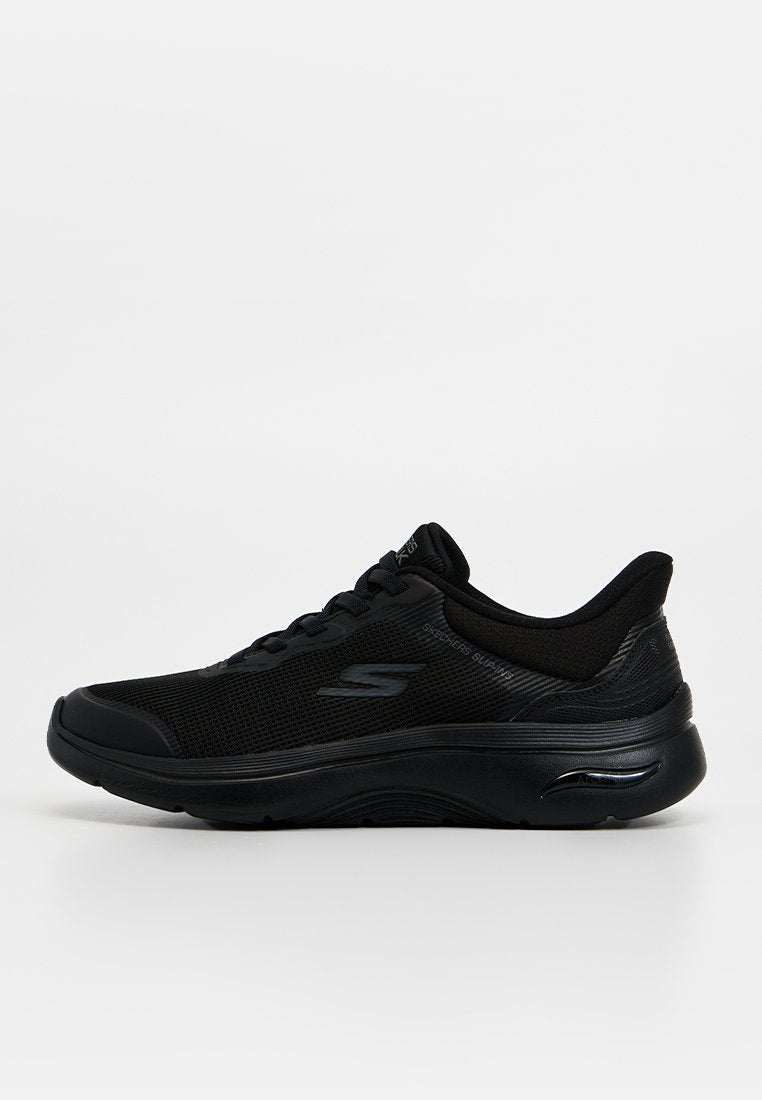 Schwarzer Skechers Slip-On-Sneaker mit Mesh-Obermaterial, gepolsterter Sohle und Logo an der Seite, dargestellt vor weißem Hintergrund.