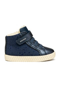 Dunkelblaue High-Top-Schuhe mit Klettverschluss, Kunstfellfutter und Sternenmuster auf dem Obermaterial. Mit einer strukturierten Gummisohle.