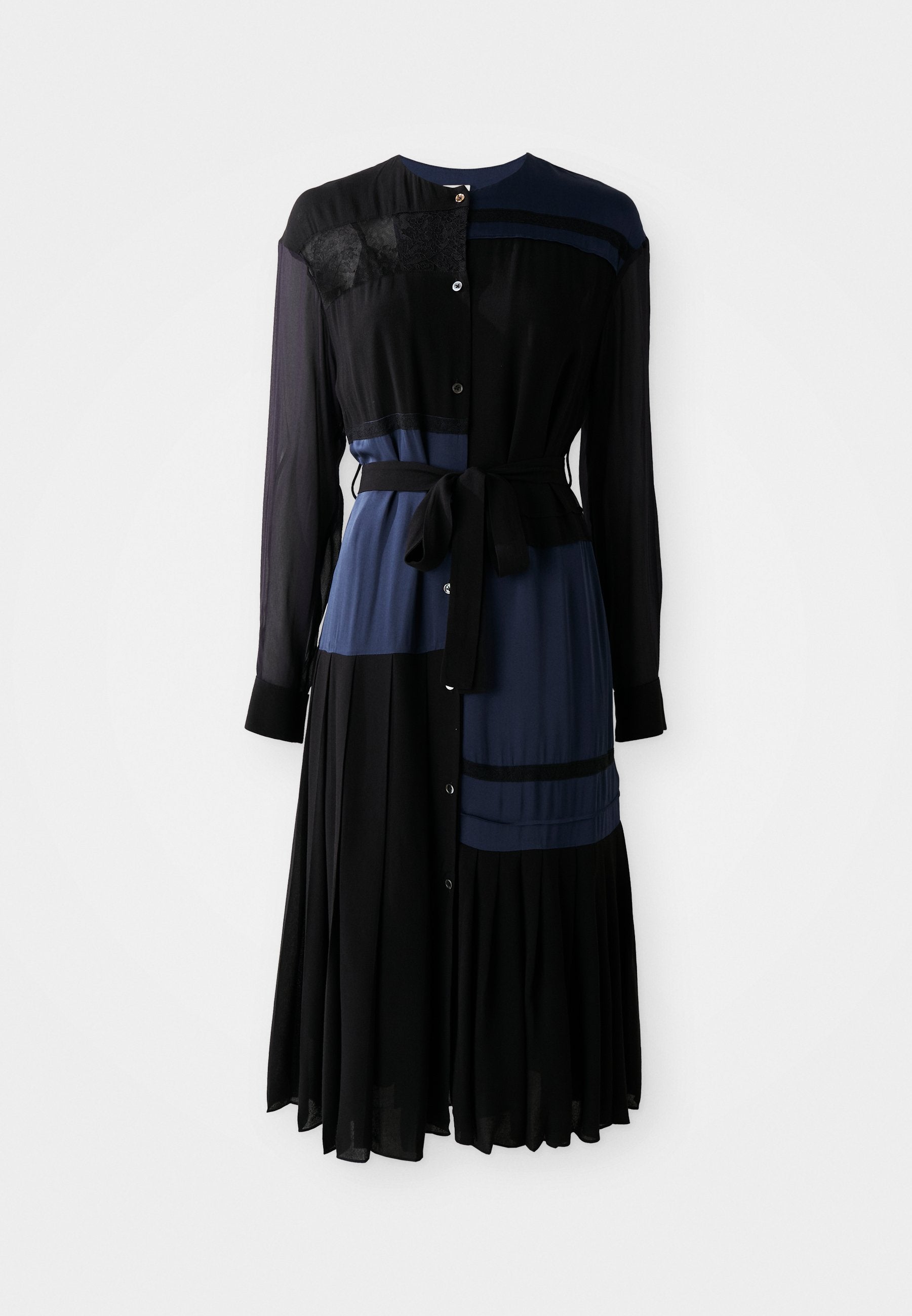 Schwarzes und navy-blaues Kleid mit durchgehender Knopfleiste, langen Ärmeln, Gürtel in der Taille, geschichteten Paneelen und einem plissierten Rock. Mit Spitzenakzenten.