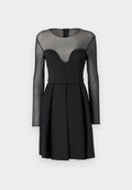 Schwarzes Kleid mit tailliertem Oberteil, durchsichtigen langen Ärmeln und herzförmigem Ausschnitt. Faltenrock sorgt für Volumen. Reißverschluss im Rücken.